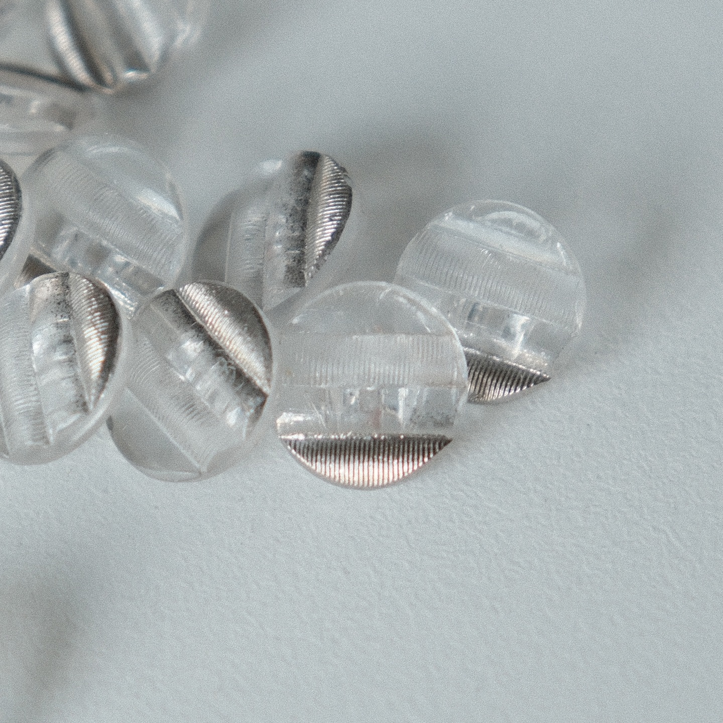 银色涂层边缘透明捷克玻璃纽扣