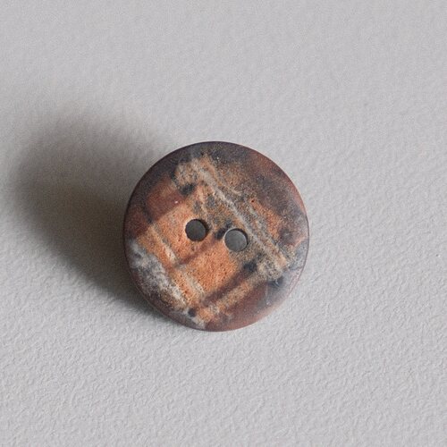 马特棕色与赤陶色大理石纹纽扣