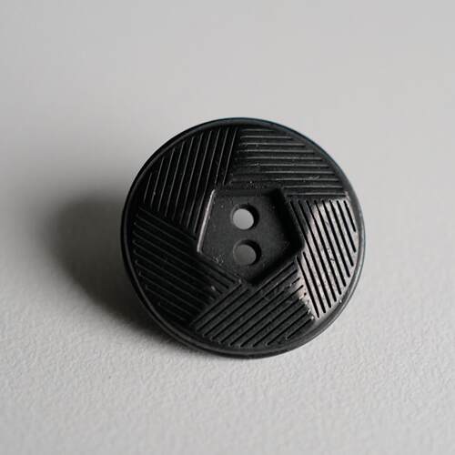 黑色五边形中心边缘刻纹金属纽扣