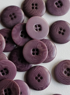 15mm一颗价英国Textile Garden深紫色四孔宽平边象牙棕榈纽扣