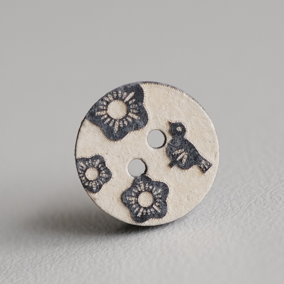 深黑灰花朵小鸟原色背景椰壳纽扣