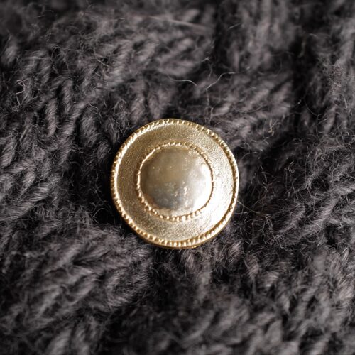 金属复古感略浅哑光金色刻纹纽扣