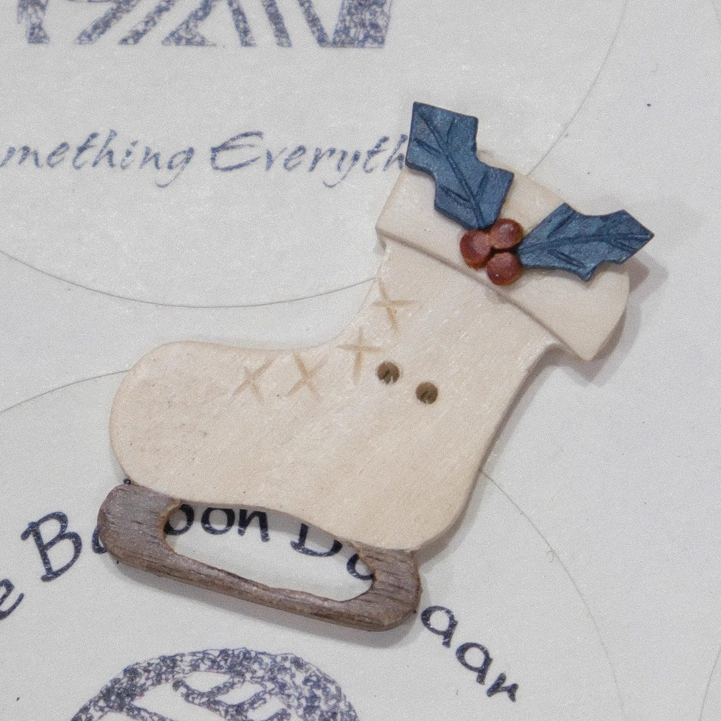 白色圣诞溜冰靴造型木质纽扣