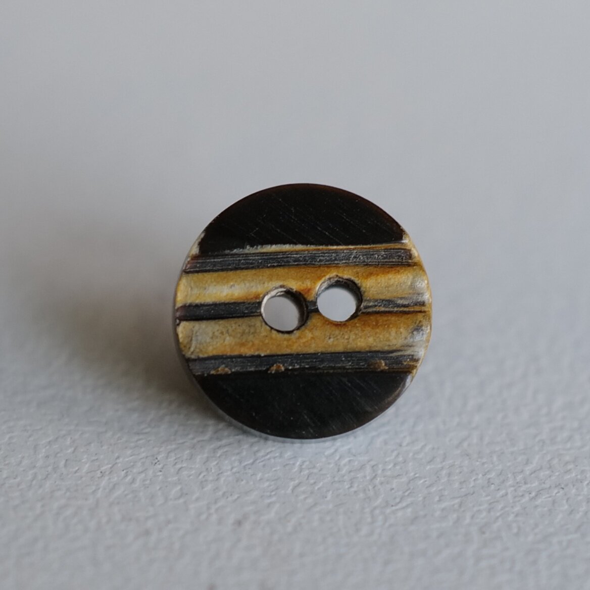 12mm1颗价英国Textile Garden 黑水牛角中心烤焦锯齿纹理纽扣