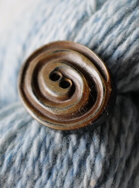 30mmx23mm一颗价 英国Textile Garden漩涡纹理古典棕牛角纽扣