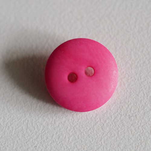 简洁两孔海棠粉色象牙棕榈纽扣