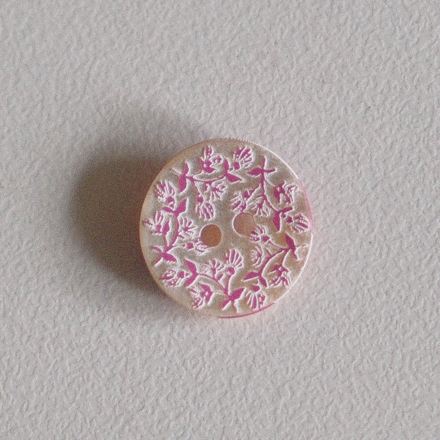 14mm一颗价 英国Textile Garden粉紫色凸出花纹自然贝壳纽扣