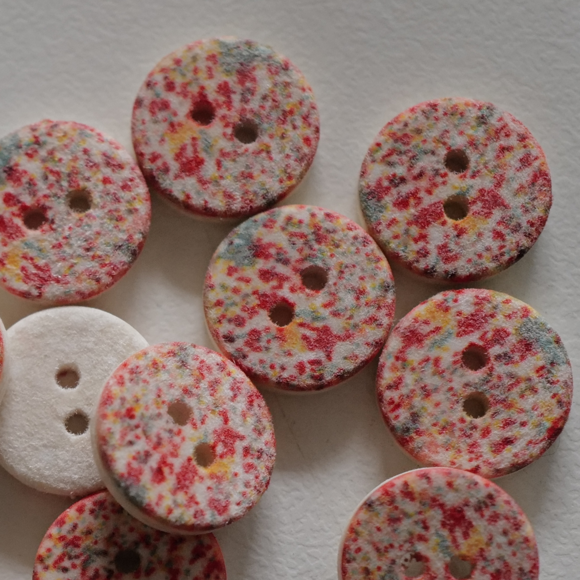 红色黄色点点斑驳椰壳纽扣