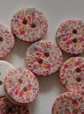 12mm一颗价英国Textile Garden白底红色黄色点点斑驳椰壳纽扣