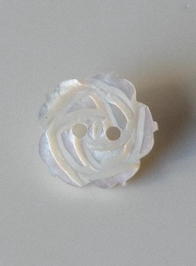 16mm一颗价德国JIM几乎全白色自然光泽雕刻玫瑰MOP材质纽扣