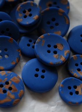 20mm一颗价英国Textile Garden蓝色聚酯纤维内嵌棕色碎片纽扣
