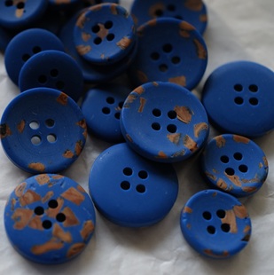 20mm一颗价英国Textile Garden蓝色聚酯纤维内嵌棕色碎片纽扣