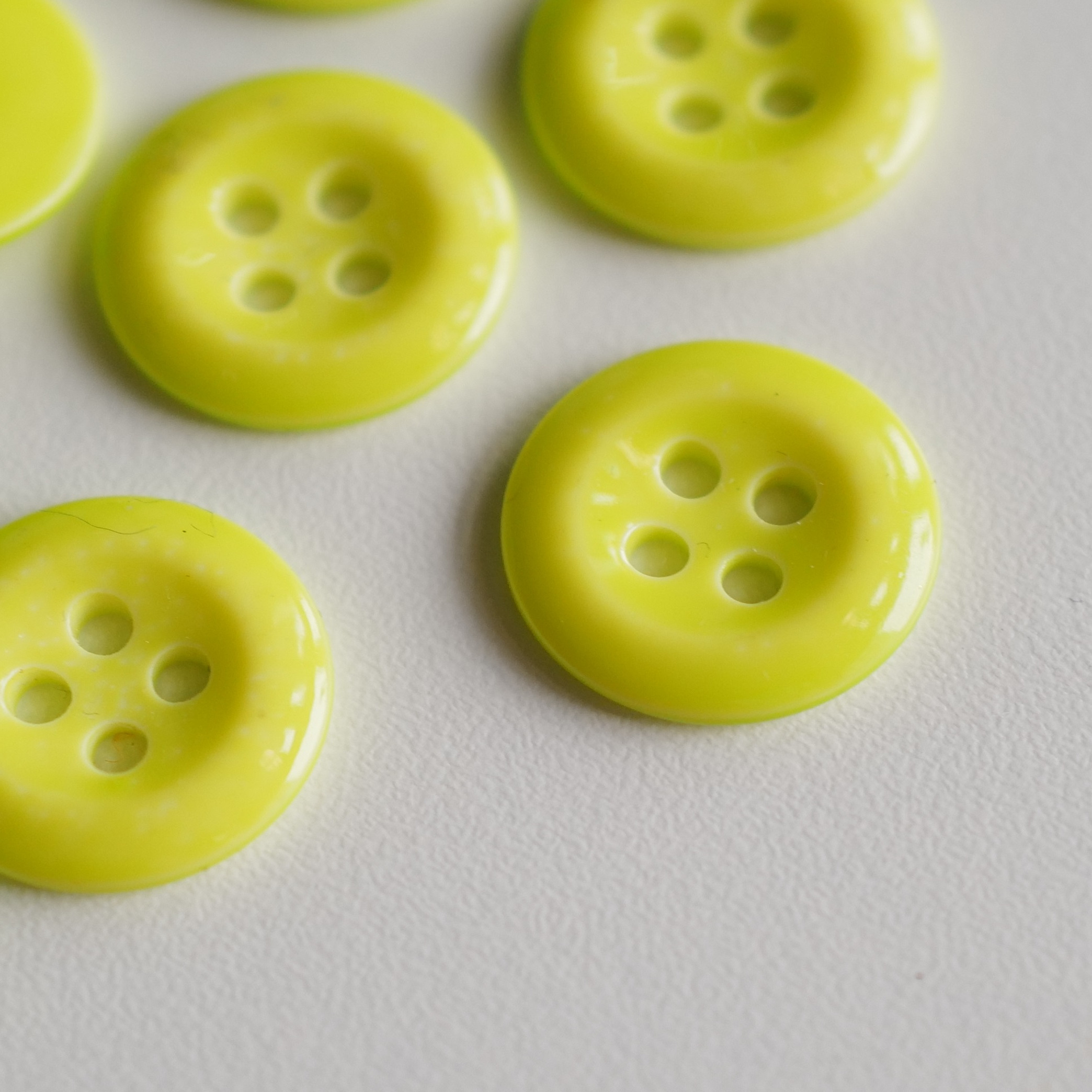 光亮荧光黄绿色针织衫衬衫纽扣