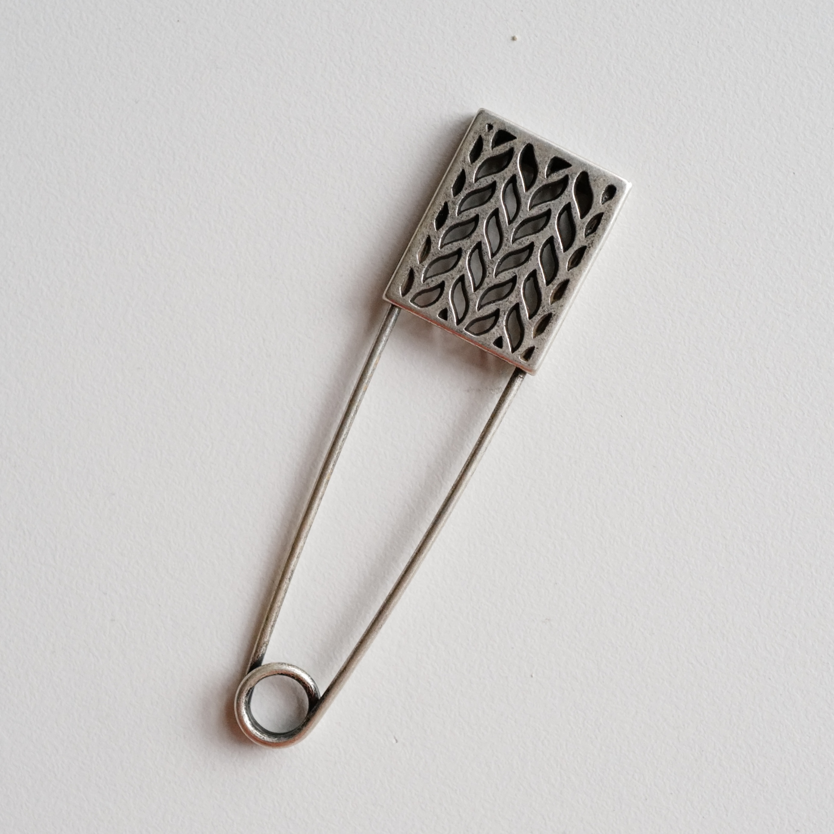 旧银色金属下针镂空花披肩别针