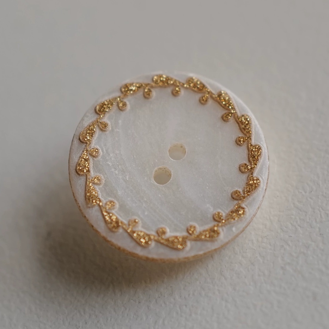 纯净白贝壳金色花环边纽扣
