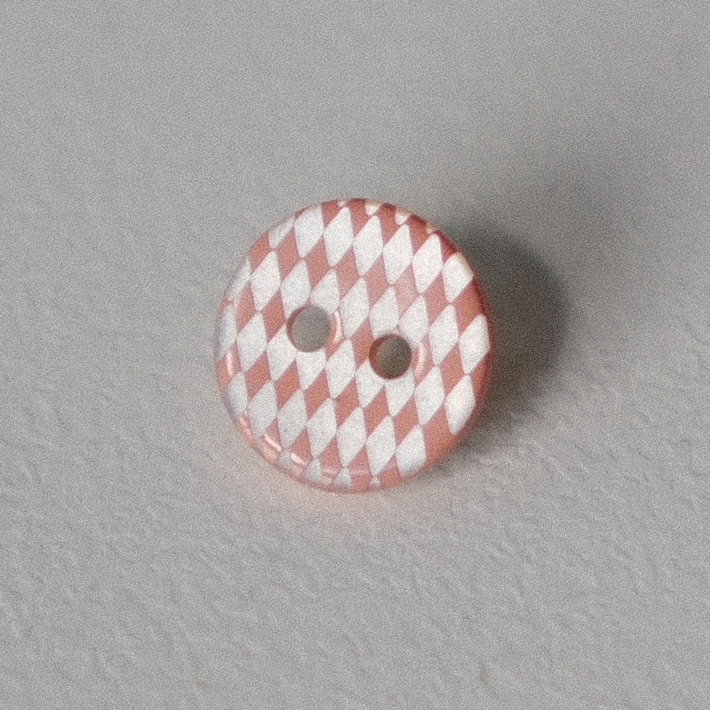 杏粉色菱形纹扁平珍珠贝纽扣