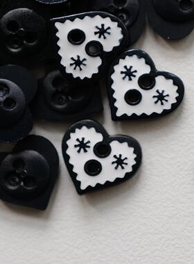 12mm 一颗价格英国Textile Garden黑色花边白色中心树脂爱心纽扣