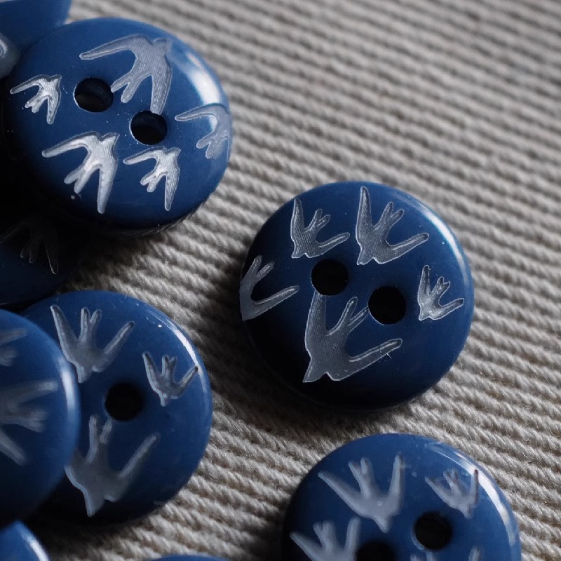 蓝底白燕子涤纶材质纽扣