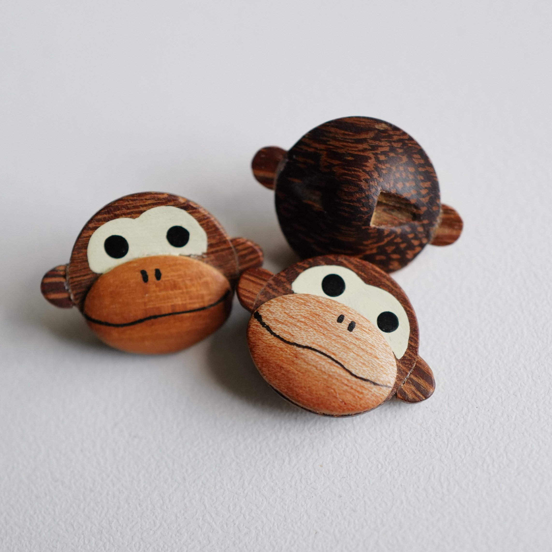 木质朱皮猩猩脸造型纽扣