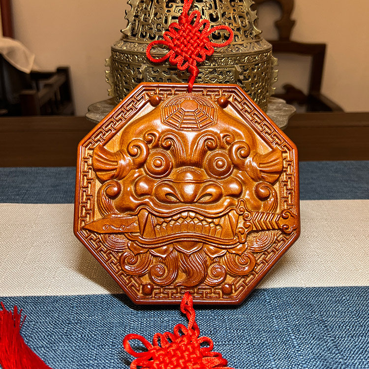 青蚨黄眉庵桃木狮头咬剑挂摆件