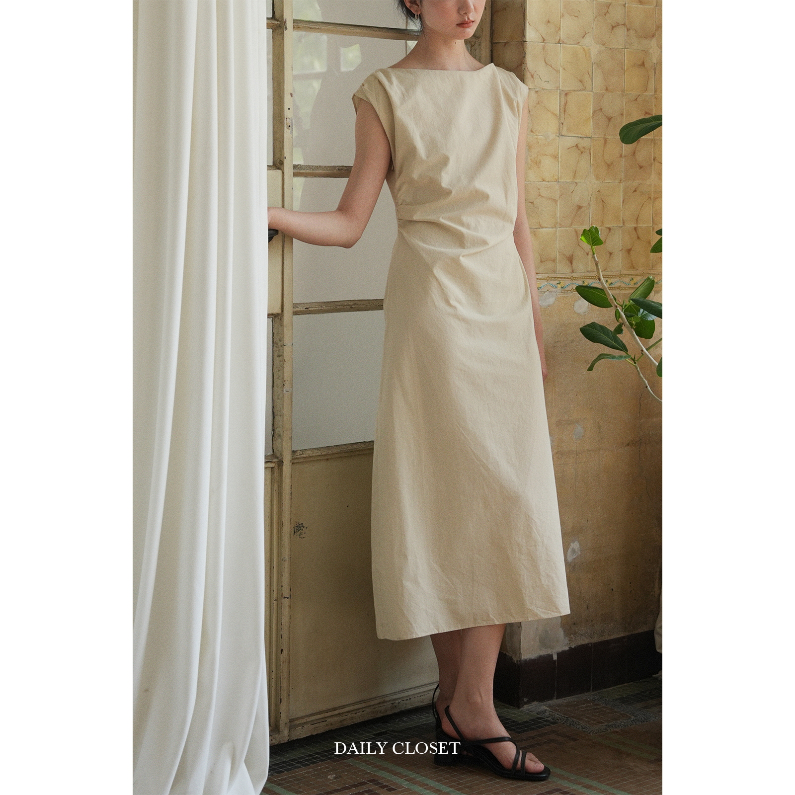 淡黄不规则捏褶棉麻短袖连衣裙