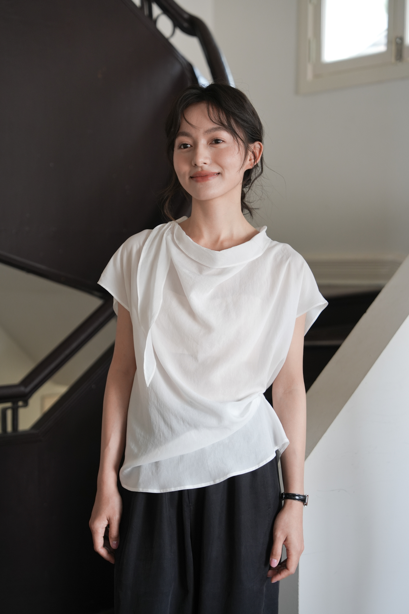 雾面月亮 新品人气款天丝t恤女宽松设计荡领短袖上衣显瘦雪纺衫白