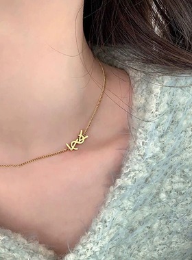 Rusizi新款AU750不掉色项链女玫瑰金设计感字母颈链气质锁骨链