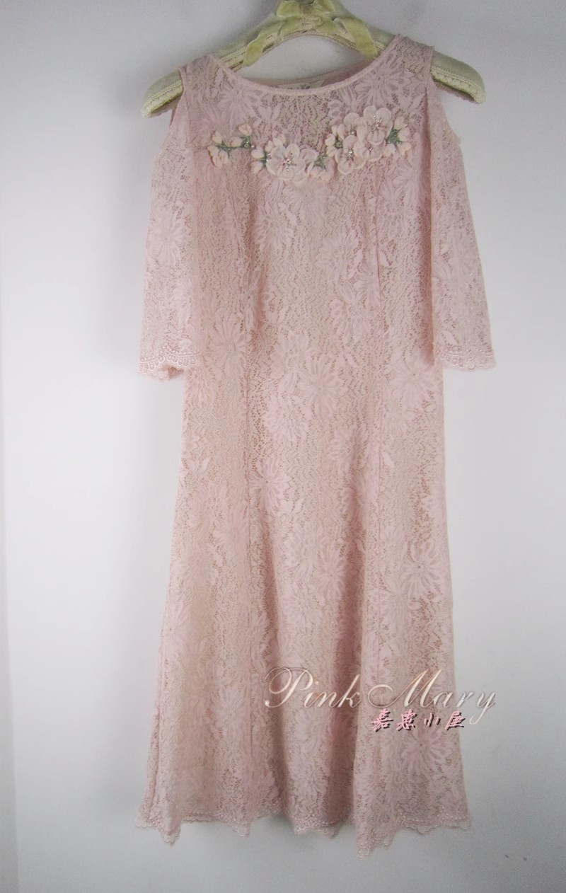 粉红玛琍绣花露肩蕾丝连衣裙标齐