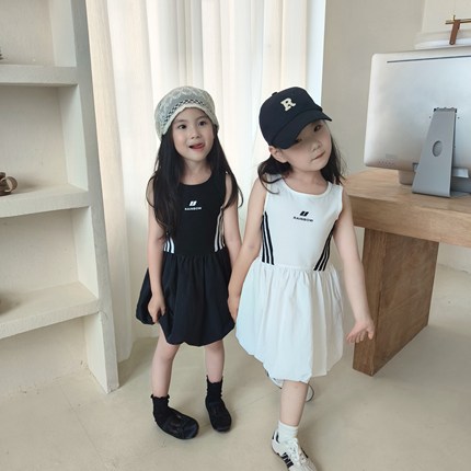 2025女童夏季韩版运动风休闲无袖背心黑白连衣裙儿童织带花苞裙