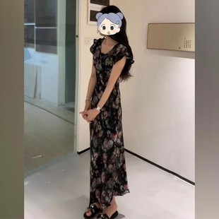 风情万种轻奢感海边度假风气质名媛女神范碎花v领连衣裙 夏季