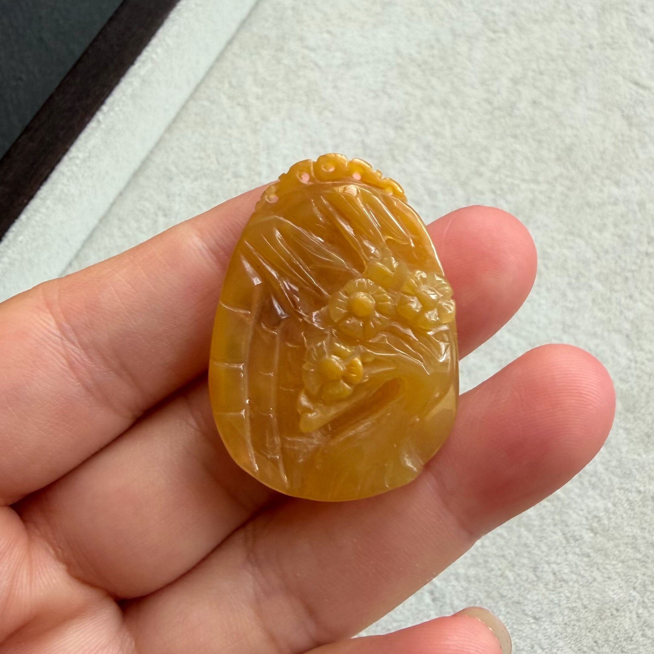 亏本捡漏天然黄兔毛雕刻吊坠双面雕刻梅花挂件水晶饰品一物一图