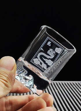 龙年专用酒杯家用冰山龙白酒杯一两杯带龙生肖小酒杯创意玻璃酒杯