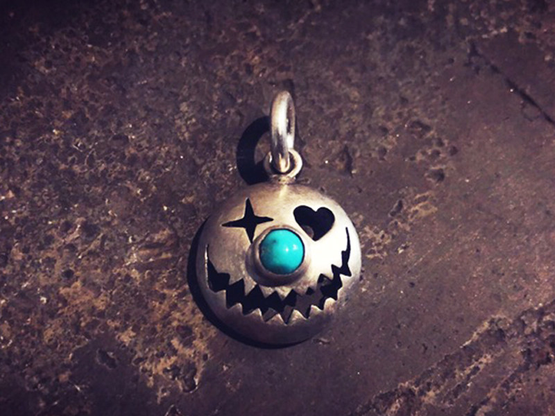 莲说 she said 纯银手作龇牙咧嘴的小丑面具吊坠 镶嵌松石一小颗