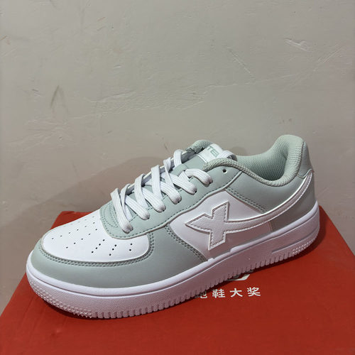 特步正品春街头减震女运动板鞋