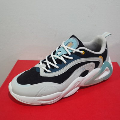 特步街头潮流系带青年男士运动鞋