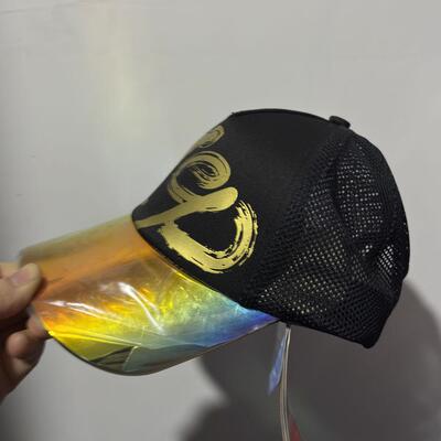 特步儿童棒球帽遮掩男童卡车司机