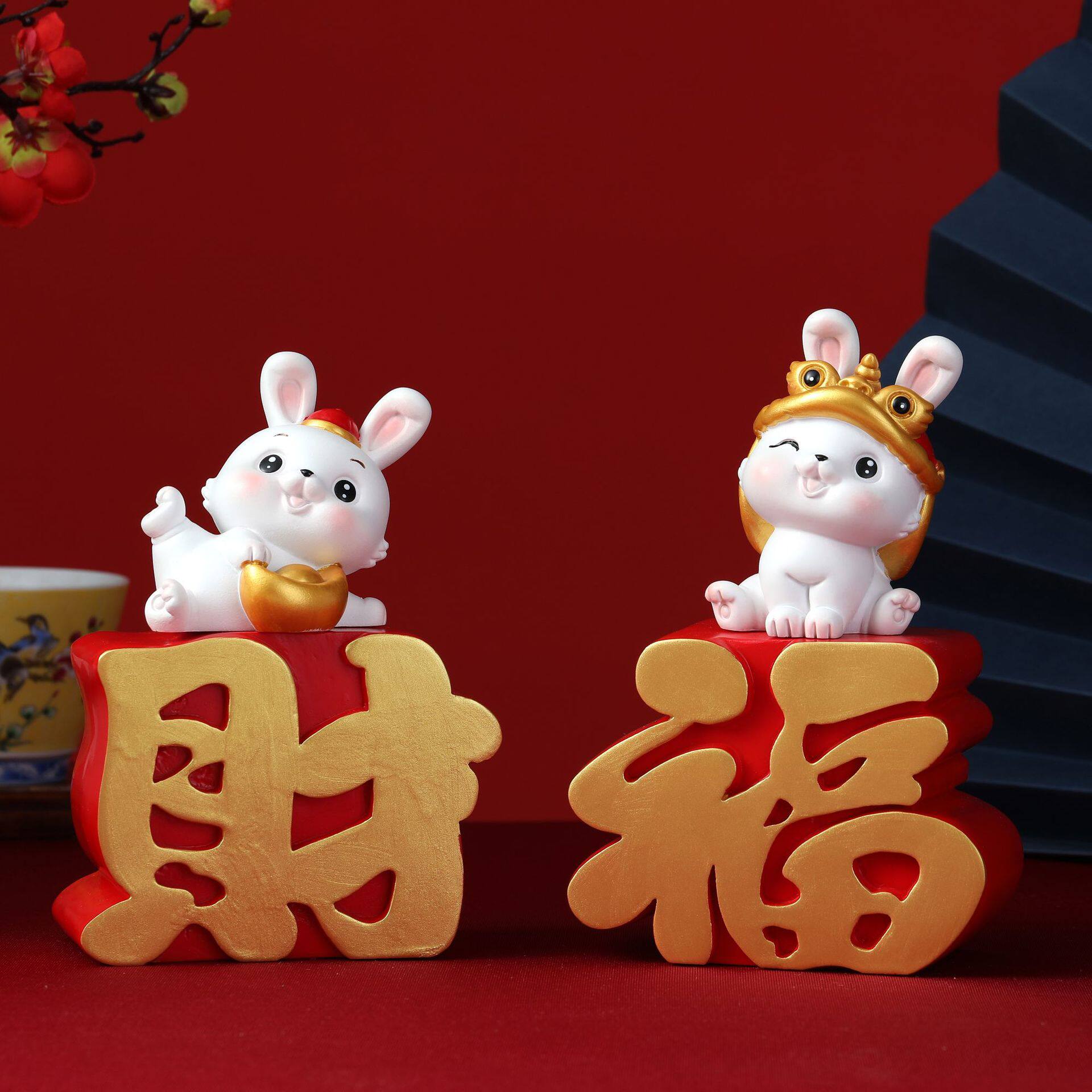 国潮可爱招财兔摆件办公室桌面卡通兔公仔车载饰品春节新年小礼品