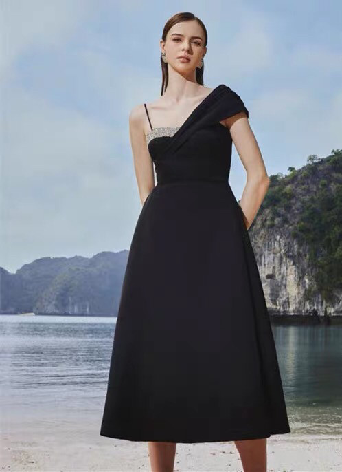 高级感镶钻抹胸小黑裙越南设计师斜肩不对称吊带年会礼服连衣裙