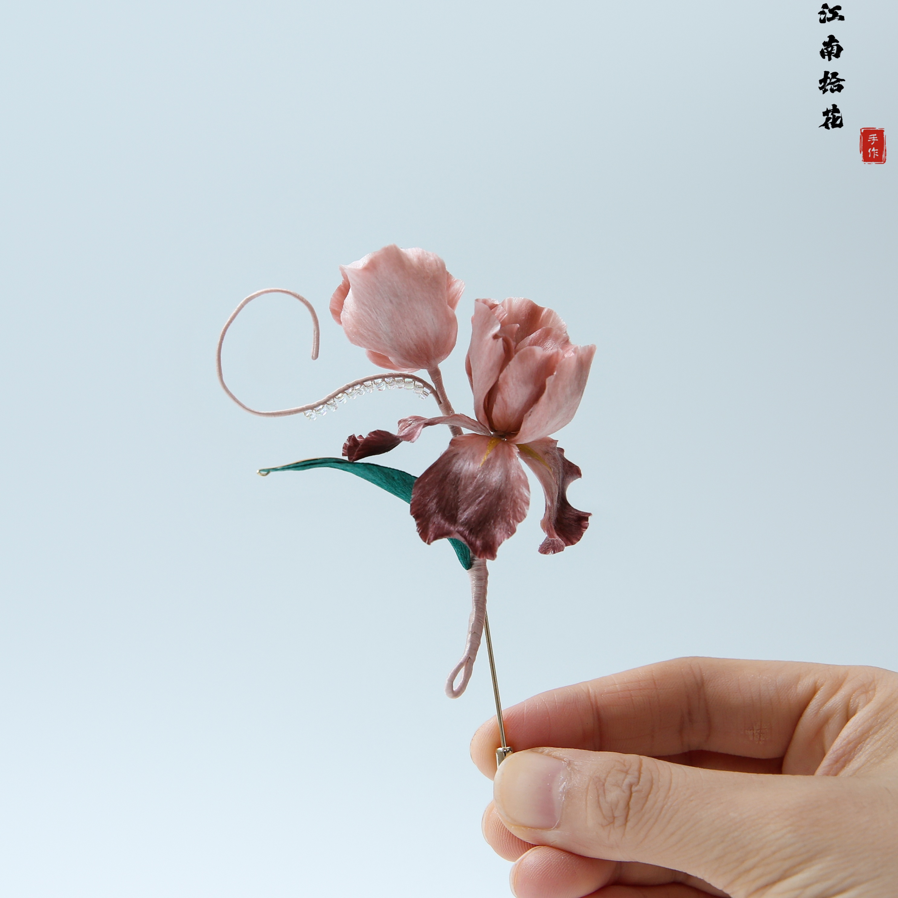 原创非遗手工绒花鸢尾胸针