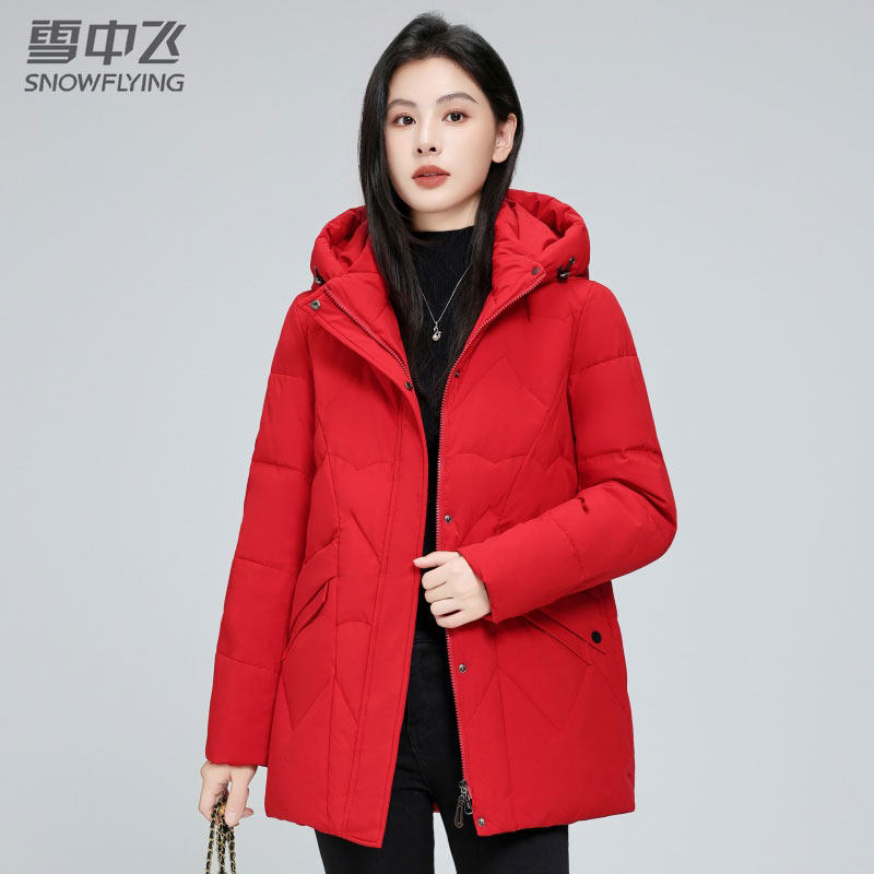雪中飞25年冬女士防寒连帽宽松大码妈妈款中老年中长款羽绒服外套