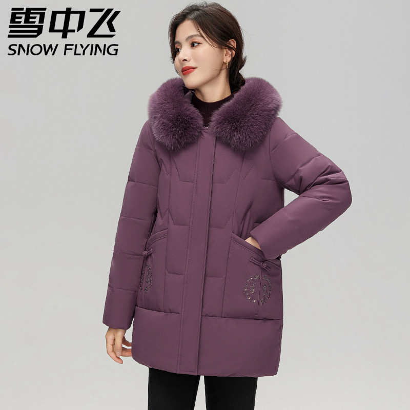 雪中飞妈妈冬装羽绒服女款连帽狐狸毛领中老年人冬季大码加厚外套