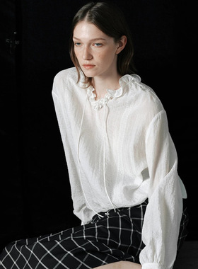 时髦松弛微皱肌理感下摆收腰复古不规则花边领白衬衫女34231