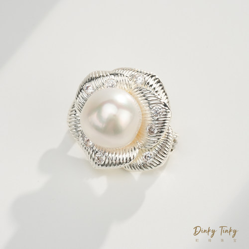 【TINKY】澳白花瓣胸针 DSX090