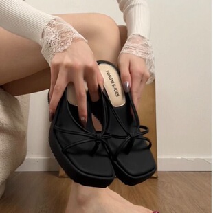 松糕高跟黑色坡跟人字拖鞋女款夏外穿2026新款配裙子厚底凉拖鞋子