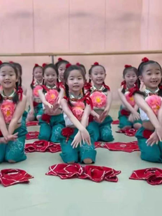 辣妹子民族秧歌演出服东北秧歌跳舞红手帕辣妹子辣椒花儿对我笑舞