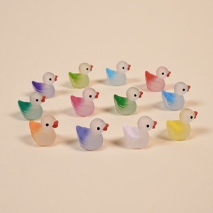 手感漆磨砂渐变肤感迷你夜光荧光彩色树脂小鸭子桌面装 饰配件摆件