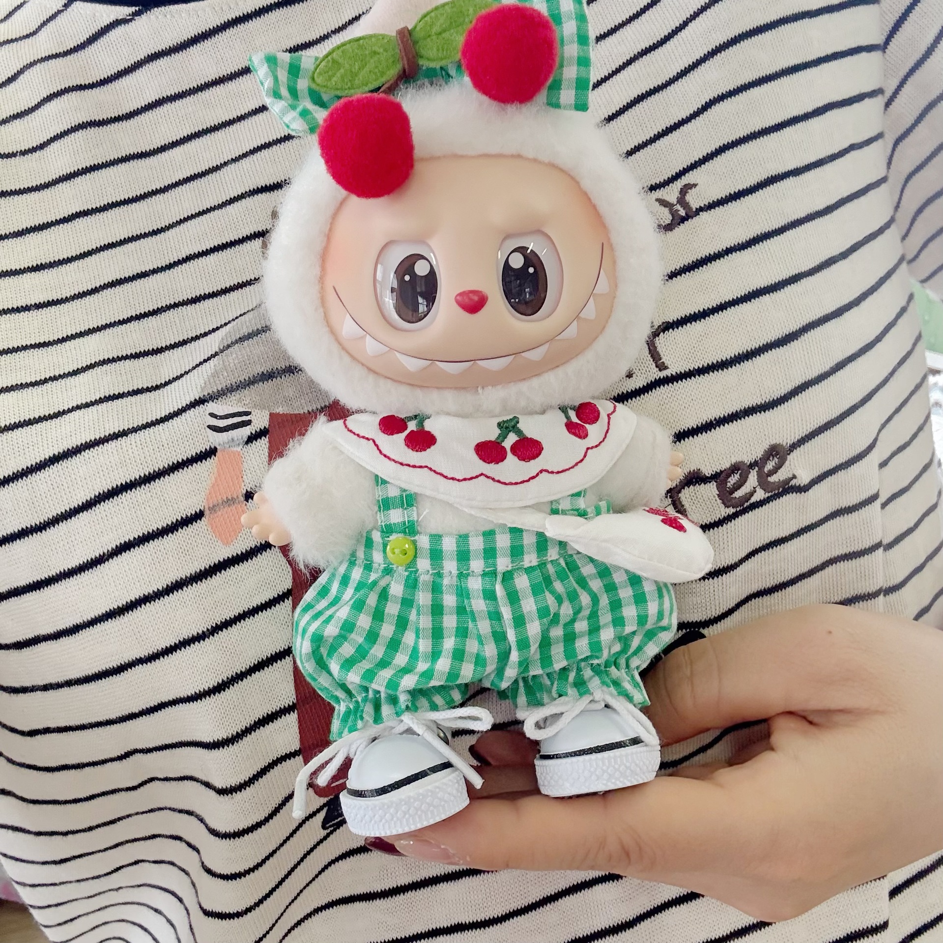 仅衣服】一二代盲盒拉布布公仔衣服绿格樱桃挎包套装LABUBU着替新