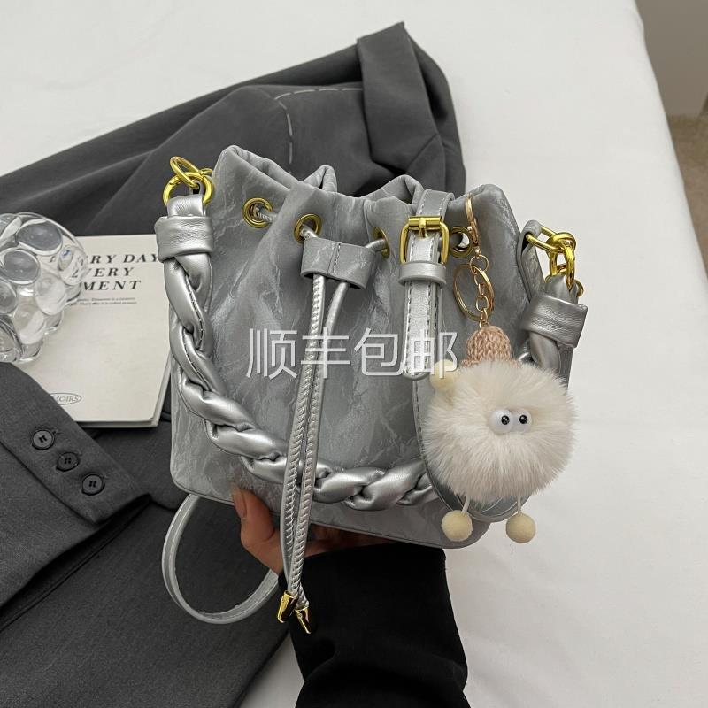 全球潮小肩包包女新夏2025款时尚单包质感百搭斜挎包洋气手提水桶