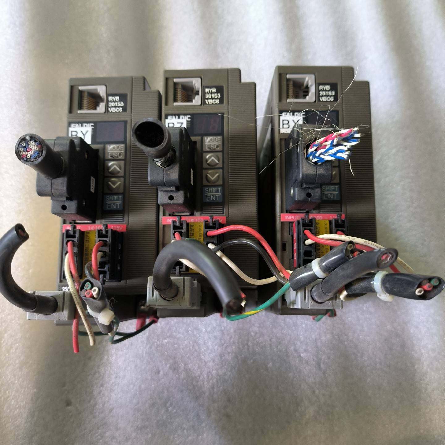 富士伺服驱动器RYB201S3-VBC6，议价 维修！！！