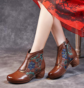 民族风真皮加绒女靴2025新款秋冬粗跟文艺复古压花气质妈妈短棉靴